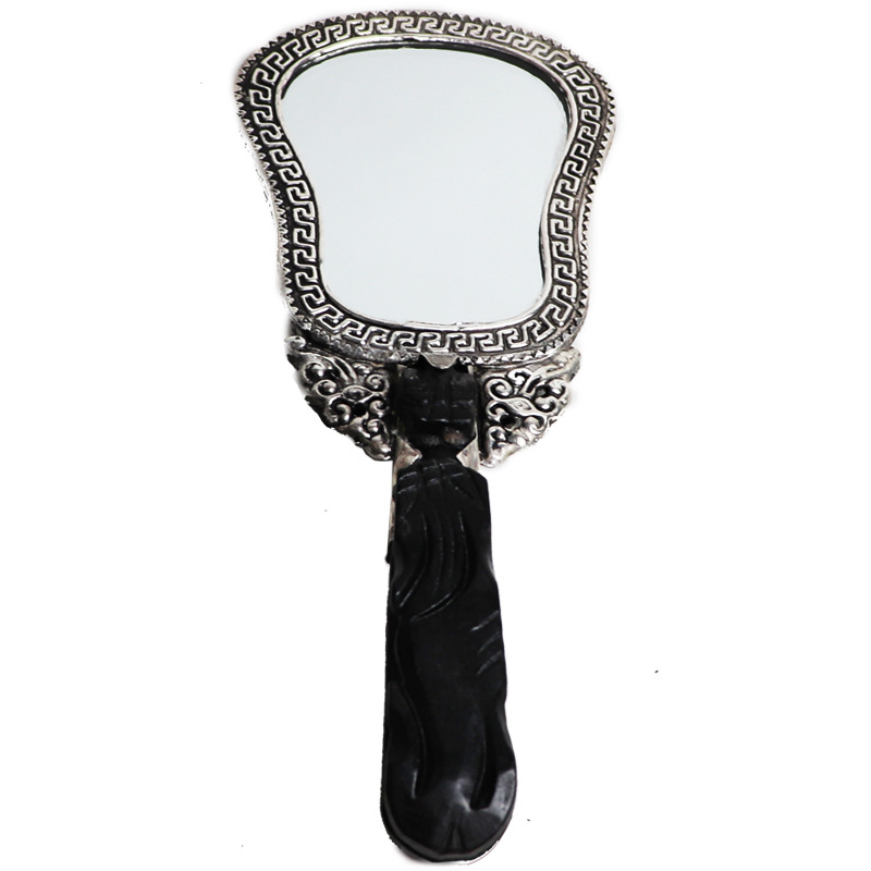 Hanfu fotografijos rekvizitas: rankoje laikomas veidrodis su Drakono ir Fenikso plokštele senoviniam kostiumui