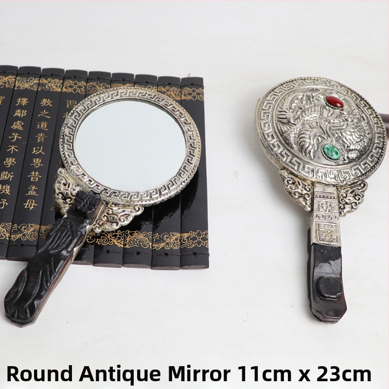 Hanfu fotografijos rekvizitas: rankoje laikomas veidrodis su Drakono ir Fenikso plokštele senoviniam kostiumui