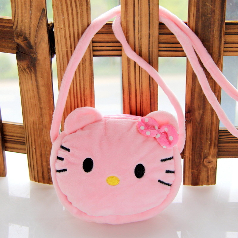 Plush dječja crossbody torba, okruglog oblika, unutarnja pretinica sa zatvaračem, podstava, jedna naramenica