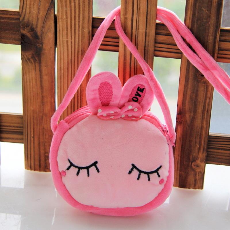Plush dječja crossbody torba, okruglog oblika, unutarnja pretinica sa zatvaračem, podstava, jedna naramenica