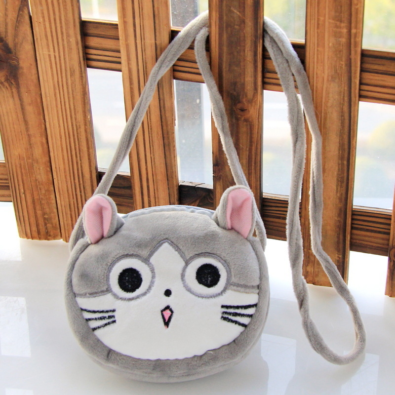 Plush dječja crossbody torba, okruglog oblika, unutarnja pretinica sa zatvaračem, podstava, jedna naramenica