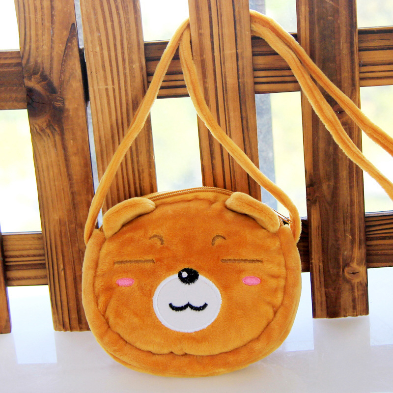 Plush dječja crossbody torba, okruglog oblika, unutarnja pretinica sa zatvaračem, podstava, jedna naramenica