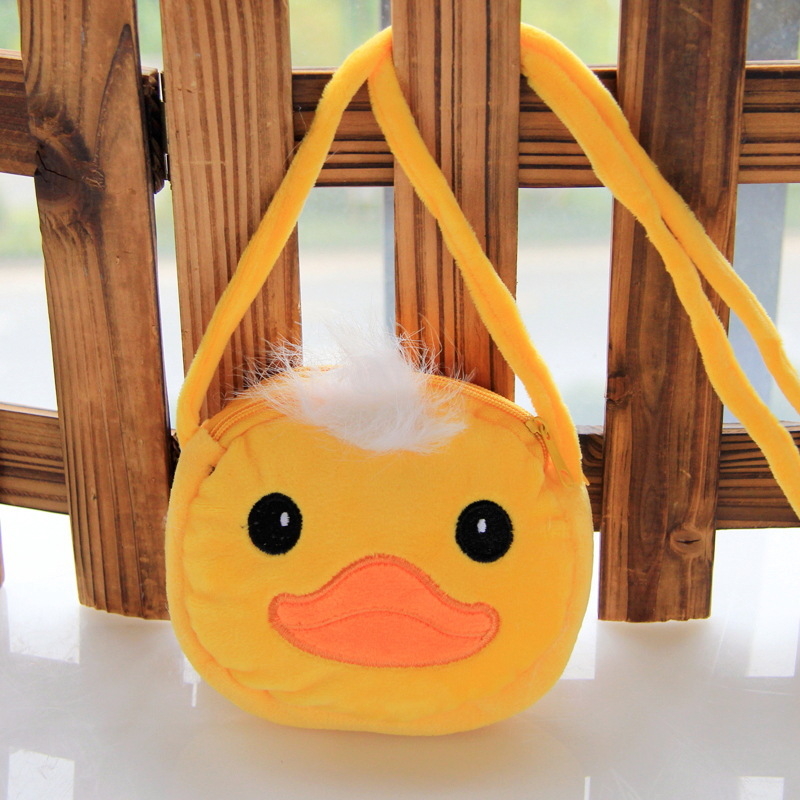 Plush dječja crossbody torba, okruglog oblika, unutarnja pretinica sa zatvaračem, podstava, jedna naramenica