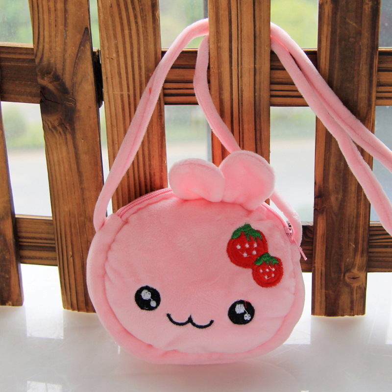 Plush dječja crossbody torba, okruglog oblika, unutarnja pretinica sa zatvaračem, podstava, jedna naramenica