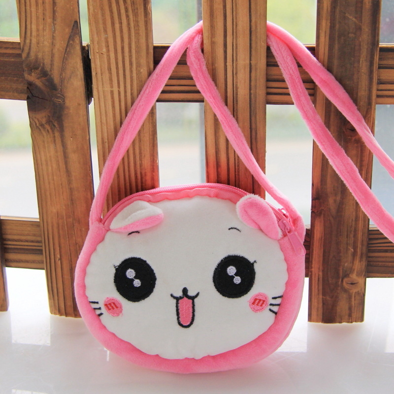 Plush dječja crossbody torba, okruglog oblika, unutarnja pretinica sa zatvaračem, podstava, jedna naramenica