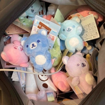 Rilakkuma plüss medál — Uniszex, PP pamut töltés, többfunkciós plüss kiegészítő 14+