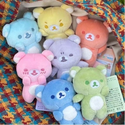 Rilakkuma plüss medál — Uniszex, PP pamut töltés, többfunkciós plüss kiegészítő 14+