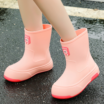 Moteriški lietaus batai su PVC viršumi, trumpas vamzdelio aukštis, plokščias kulnas, vientisas raštas, tinkami visoms sezonoms