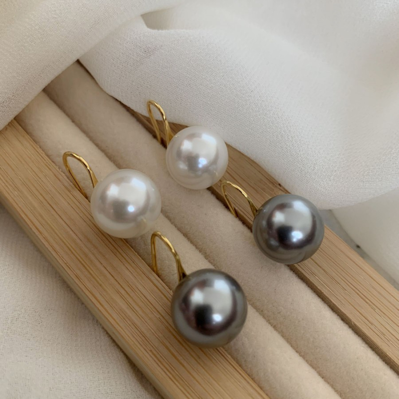 Naušnice s perlom, geometrijski dizajn, promjer bisera 12–13 mm, postovi od 14K metala