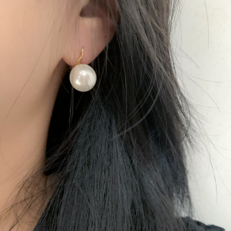 Naušnice s perlom, geometrijski dizajn, promjer bisera 12–13 mm, postovi od 14K metala