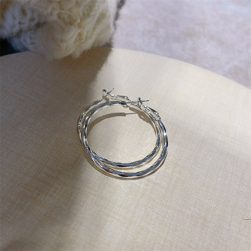 Saint Claire медни халкови обици, 18K златно покритие, електроплакиране, огледално полирани, мотив конопено цвете, вградени камъни с бяло злато, код E2679-E2681