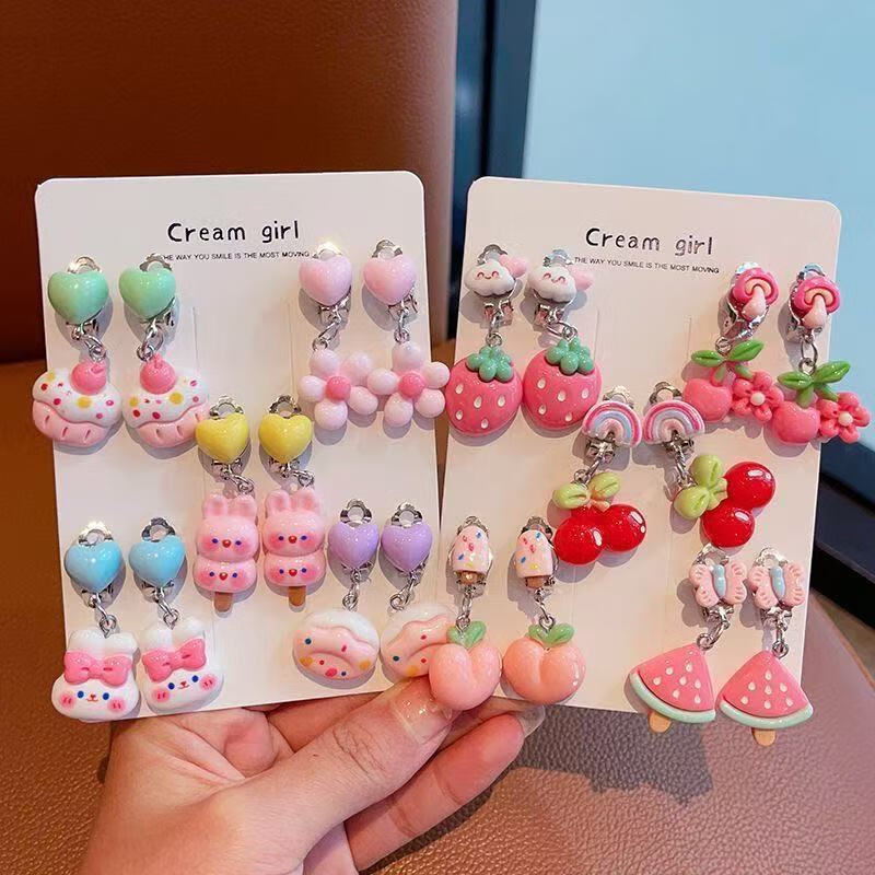 Gyerek fülklipszek — műanyag/gyanta, rajzolt hercegnő sorozat, kézzel készített, 3–10 éveseknek