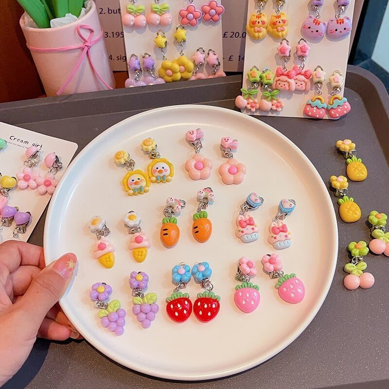 Gyerek fülklipszek — műanyag/gyanta, rajzolt hercegnő sorozat, kézzel készített, 3–10 éveseknek