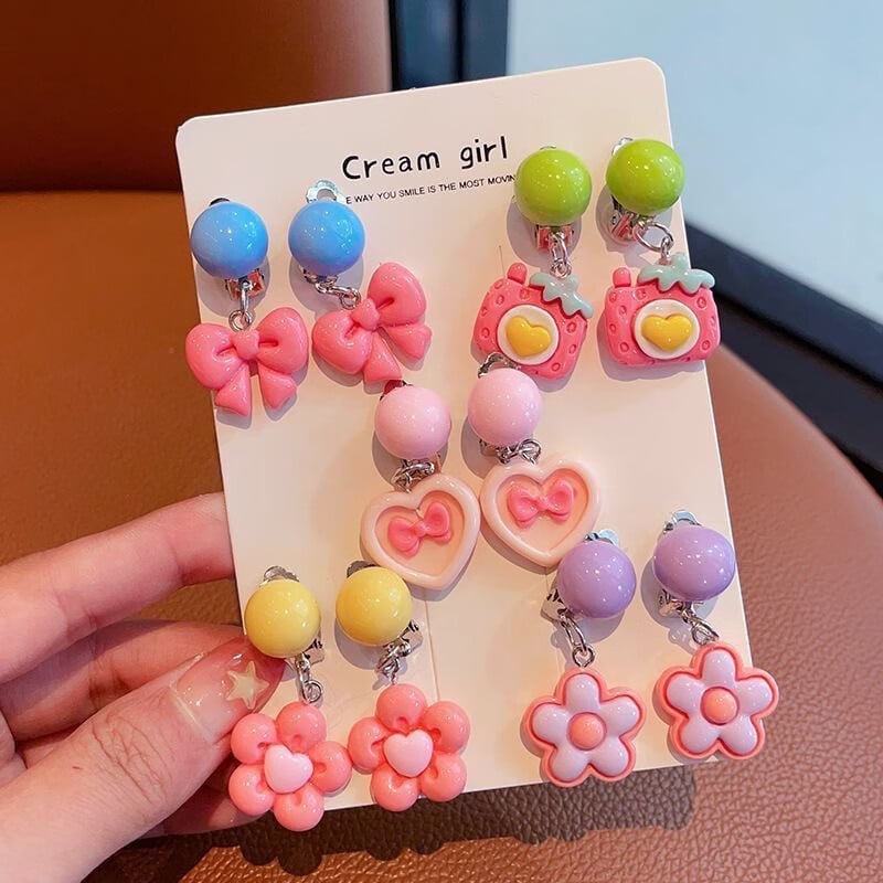 Gyerek fülklipszek — műanyag/gyanta, rajzolt hercegnő sorozat, kézzel készített, 3–10 éveseknek