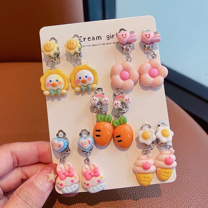 Gyerek fülklipszek — műanyag/gyanta, rajzolt hercegnő sorozat, kézzel készített, 3–10 éveseknek