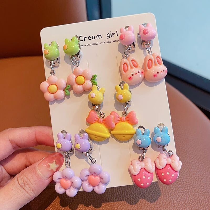 Gyerek fülklipszek — műanyag/gyanta, rajzolt hercegnő sorozat, kézzel készített, 3–10 éveseknek