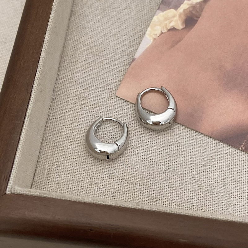 Geometrijski minimalistički naušnici – hoop, pozlaćeni mesing, bakrene ušne igle, elektroplating