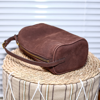 Visokokvalitetna ovčja koža, mini clutch s pretincem za olovke i držačem za olovke, nubuk velur, jastukastog oblika, zatvarač