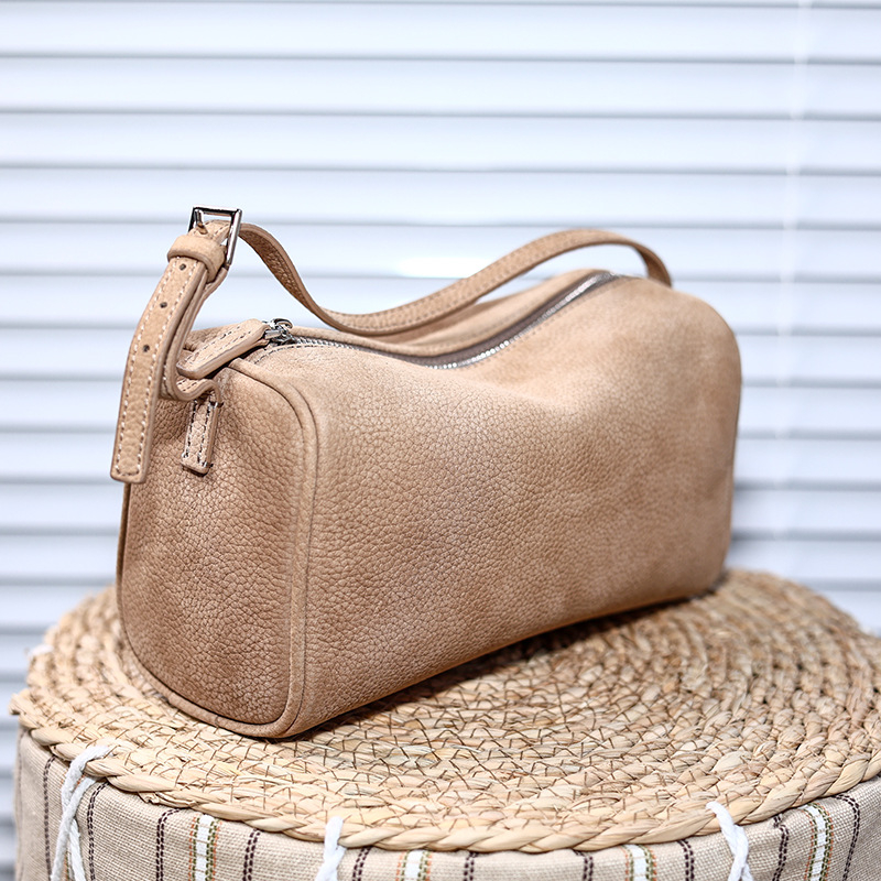 Visokokvalitetna ovčja koža, mini clutch s pretincem za olovke i držačem za olovke, nubuk velur, jastukastog oblika, zatvarač