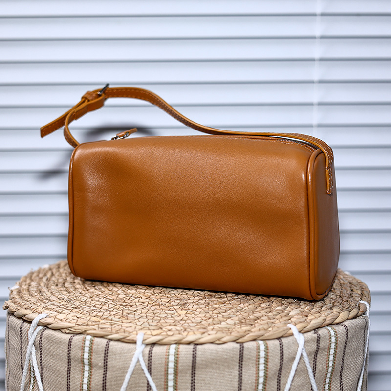 Visokokvalitetna ovčja koža, mini clutch s pretincem za olovke i držačem za olovke, nubuk velur, jastukastog oblika, zatvarač