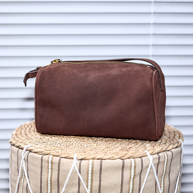 Visokokvalitetna ovčja koža, mini clutch s pretincem za olovke i držačem za olovke, nubuk velur, jastukastog oblika, zatvarač
