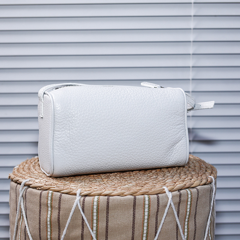 Visokokvalitetna ovčja koža, mini clutch s pretincem za olovke i držačem za olovke, nubuk velur, jastukastog oblika, zatvarač