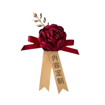 Mágneses kokárda selyemvirággal és a céglogóval, ragasztóval rögzítve; ideális nyitóünnepségekre, üzleti, promóciós vagy meeting ajándék.