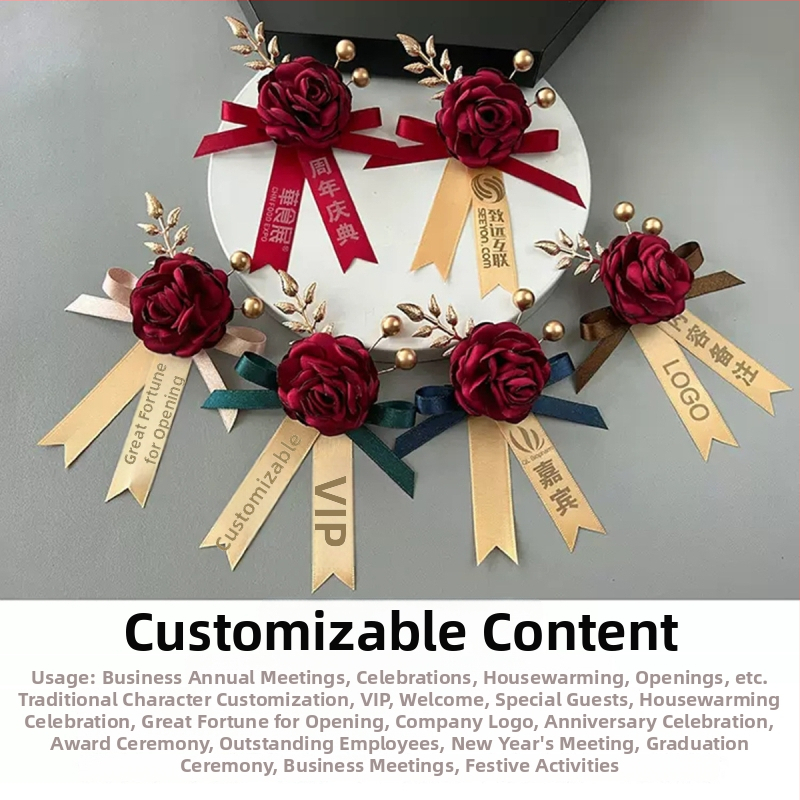 Magnetiska kokarde ar zīda ziedu un uzņēmuma logotipu, pašlīmējošā stiprinājuma savienojums; piemērota atvēršanas pasākumiem; kā biznesdāvanas, reklāmas dāvanas, sanāksmju dāvanas.