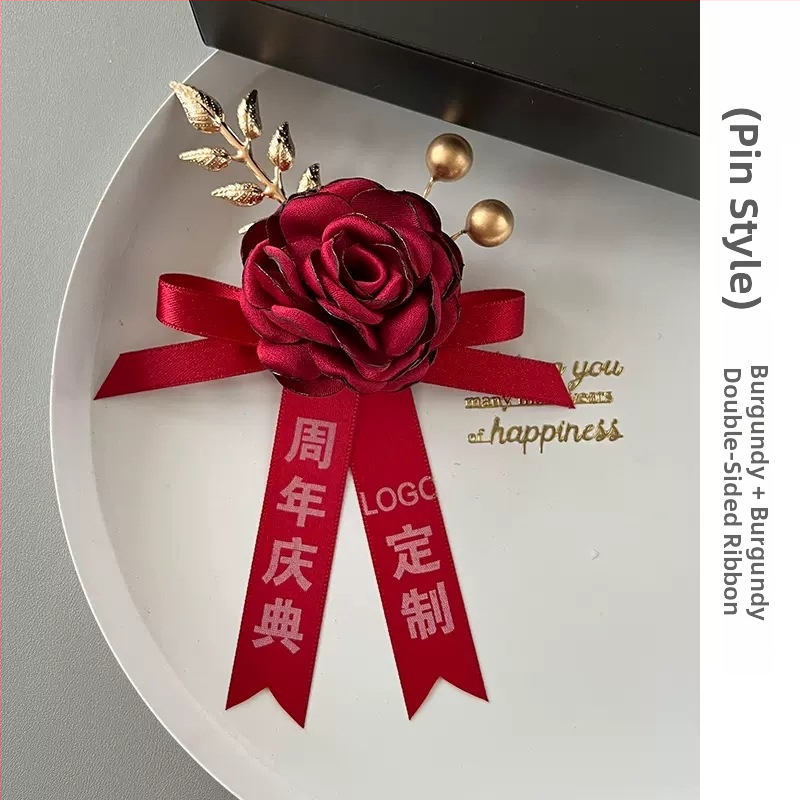 Magnetinė kokardė su šilko gėlyte ir įmonės logotipu, lipnus tvirtinimas; tinkama atidarymo ceremonijoms; verslo dovanos, reklaminės dovanos, susitikimų dovanos.