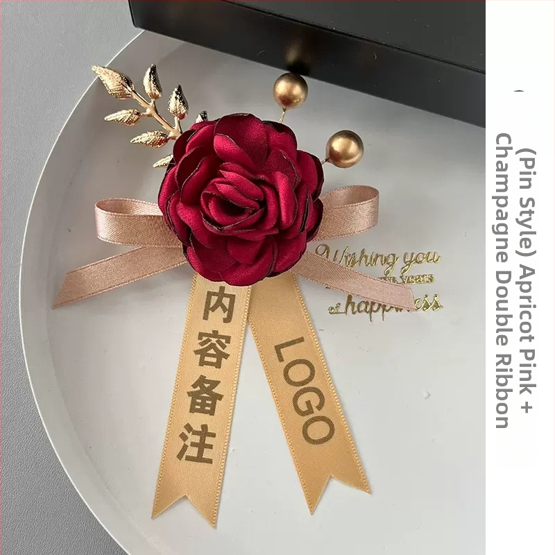 Magnetinė kokardė su šilko gėlyte ir įmonės logotipu, lipnus tvirtinimas; tinkama atidarymo ceremonijoms; verslo dovanos, reklaminės dovanos, susitikimų dovanos.