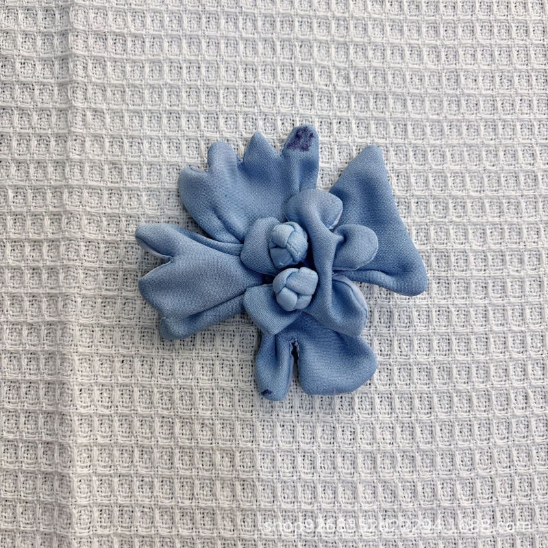 Liliom corsage – kézzel készített 3D virág ruhához és cipőkhöz (Anyag: műbőr; Stílus: koreai verzió, uniszex; Forma: virág; Feldolgozás: kézműves; Szezon: nyár 2025)