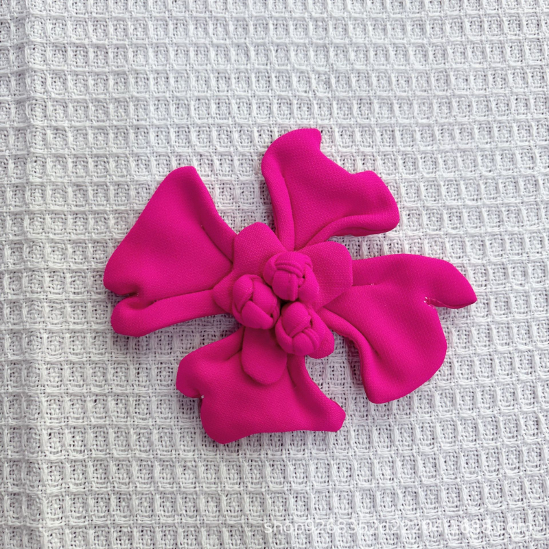 Liliom corsage – kézzel készített 3D virág ruhához és cipőkhöz (Anyag: műbőr; Stílus: koreai verzió, uniszex; Forma: virág; Feldolgozás: kézműves; Szezon: nyár 2025)