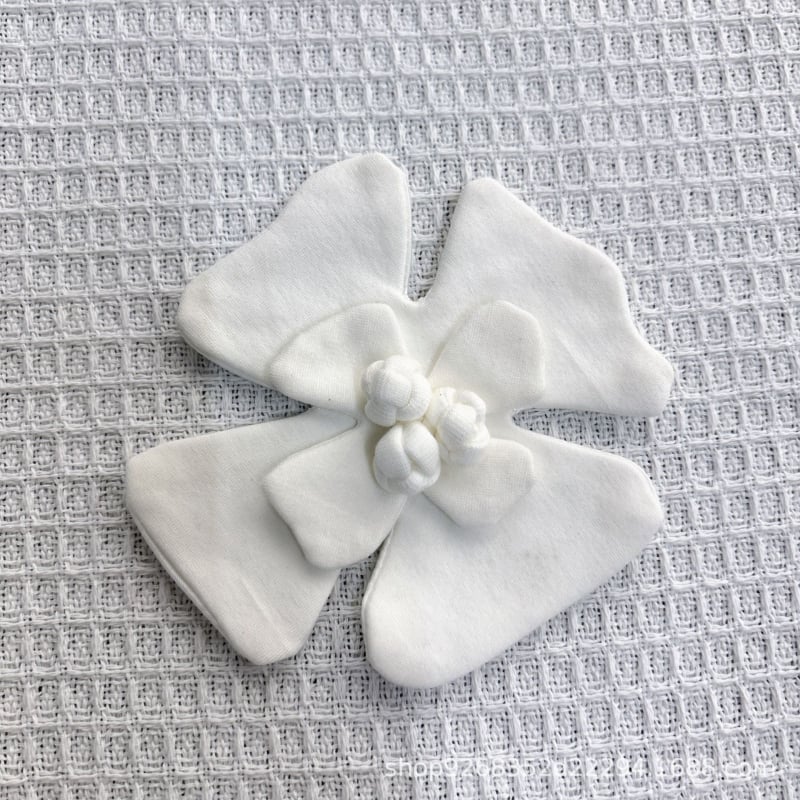 Liliom corsage – kézzel készített 3D virág ruhához és cipőkhöz (Anyag: műbőr; Stílus: koreai verzió, uniszex; Forma: virág; Feldolgozás: kézműves; Szezon: nyár 2025)