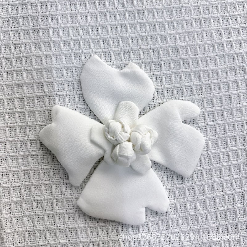 Liliom corsage – kézzel készített 3D virág ruhához és cipőkhöz (Anyag: műbőr; Stílus: koreai verzió, uniszex; Forma: virág; Feldolgozás: kézműves; Szezon: nyár 2025)