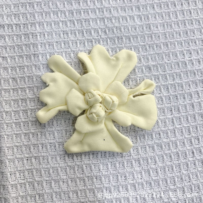 Liliom corsage – kézzel készített 3D virág ruhához és cipőkhöz (Anyag: műbőr; Stílus: koreai verzió, uniszex; Forma: virág; Feldolgozás: kézműves; Szezon: nyár 2025)