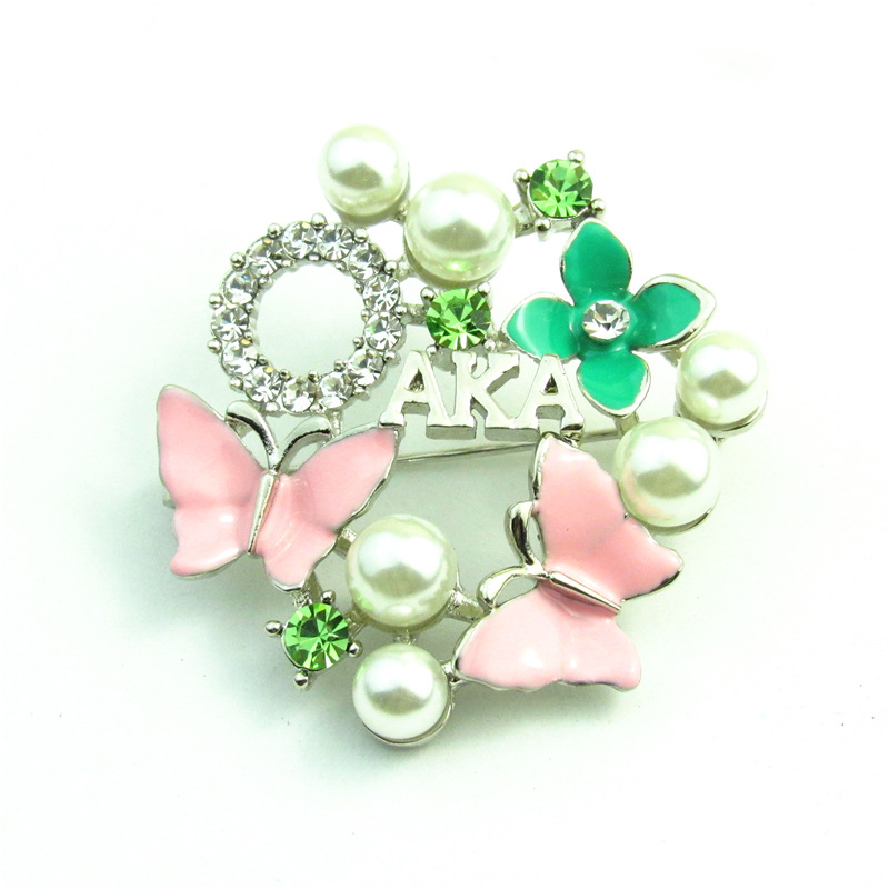 Kitűző pillangó- és virágmotívummal, betűk stílusa, gyémánt bevonat; anyag: ötvözet; dekoratív kiegészítő