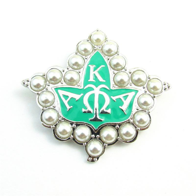 Kitűző pillangó- és virágmotívummal, betűk stílusa, gyémánt bevonat; anyag: ötvözet; dekoratív kiegészítő