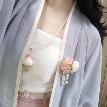 Magnētiska ziedu sprādze Hanfu – sakausējums • rokām darināta • zieda forma • sievišķīgs salds stils • izcelsme: Šandongas provincē