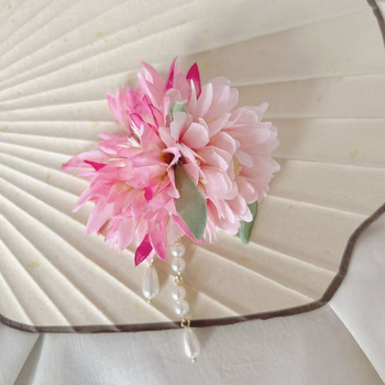 Magnētiska ziedu sprādze Hanfu – sakausējums • rokām darināta • zieda forma • sievišķīgs salds stils • izcelsme: Šandongas provincē