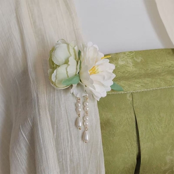 Magnētiska ziedu sprādze Hanfu – sakausējums • rokām darināta • zieda forma • sievišķīgs salds stils • izcelsme: Šandongas provincē