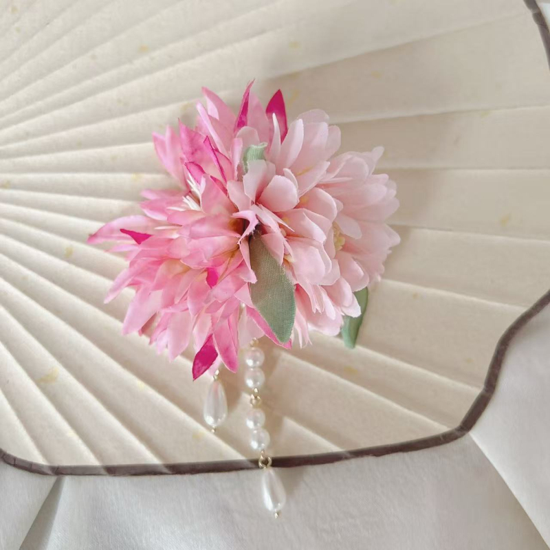 Magnētiska ziedu sprādze Hanfu – sakausējums • rokām darināta • zieda forma • sievišķīgs salds stils • izcelsme: Šandongas provincē