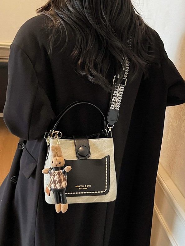 Geantă bucket din PU, stil urban minimalist, formă bucket, închidere cu fermoar, căptușeală poliester