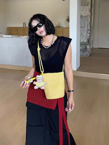 Geantă bucket realizată manual, din piele naturală, formă de scoică, căptușeală din bumbac, închidere cu fermoar, buzunar intern cu fermoar