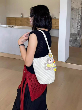 Geantă bucket realizată manual, din piele naturală, formă de scoică, căptușeală din bumbac, închidere cu fermoar, buzunar intern cu fermoar