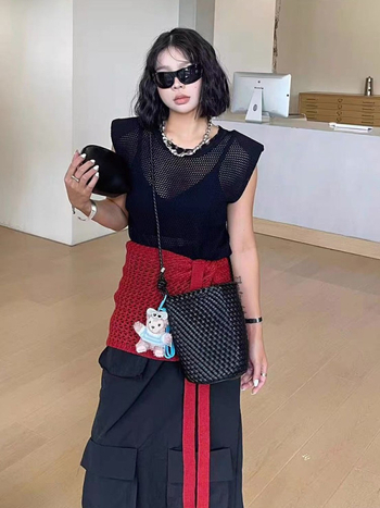 Geantă bucket realizată manual, din piele naturală, formă de scoică, căptușeală din bumbac, închidere cu fermoar, buzunar intern cu fermoar