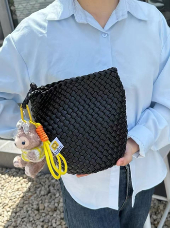 Geantă bucket realizată manual, din piele naturală, formă de scoică, căptușeală din bumbac, închidere cu fermoar, buzunar intern cu fermoar