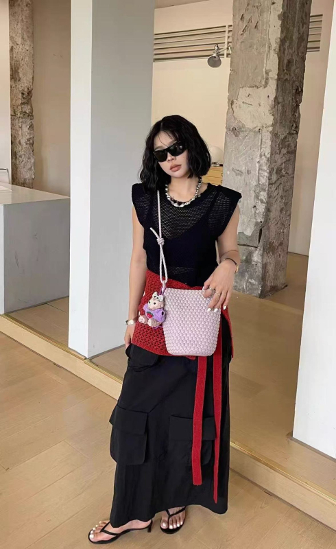 Geantă bucket realizată manual, din piele naturală, formă de scoică, căptușeală din bumbac, închidere cu fermoar, buzunar intern cu fermoar