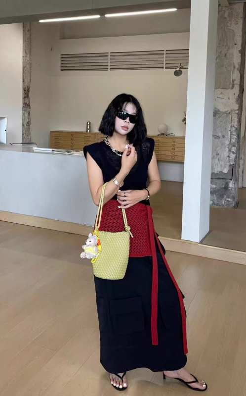 Geantă bucket realizată manual, din piele naturală, formă de scoică, căptușeală din bumbac, închidere cu fermoar, buzunar intern cu fermoar