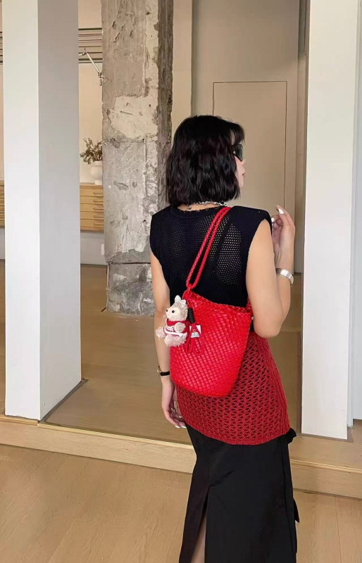 Geantă bucket realizată manual, din piele naturală, formă de scoică, căptușeală din bumbac, închidere cu fermoar, buzunar intern cu fermoar