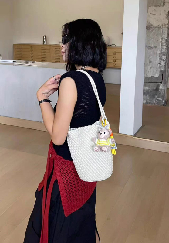 Geantă bucket realizată manual, din piele naturală, formă de scoică, căptușeală din bumbac, închidere cu fermoar, buzunar intern cu fermoar